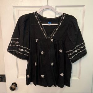 4 for $20 Old navy black and white floral blouse